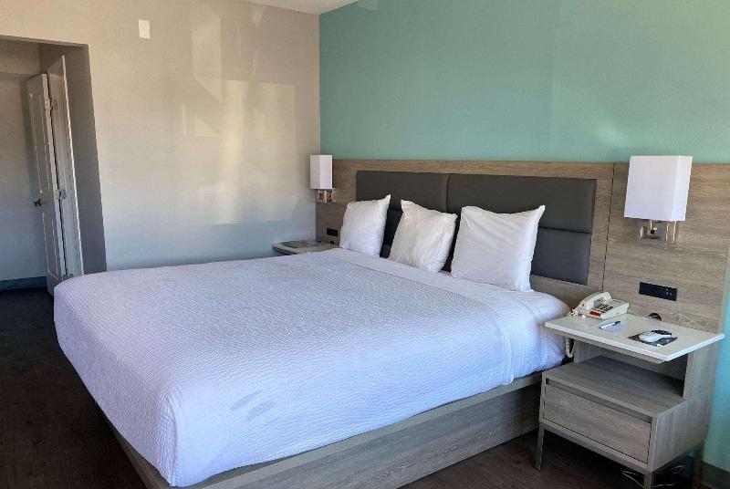 اتاق استاندارد با تخت بزرگ برای معلولان, Country Inn & Suites By Radisson, Madison, Al
