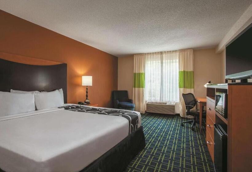 اتاق استاندارد با تخت بزرگ برای معلولان, La Quinta Inn & Suites By Wyndham Manassas Battlefield