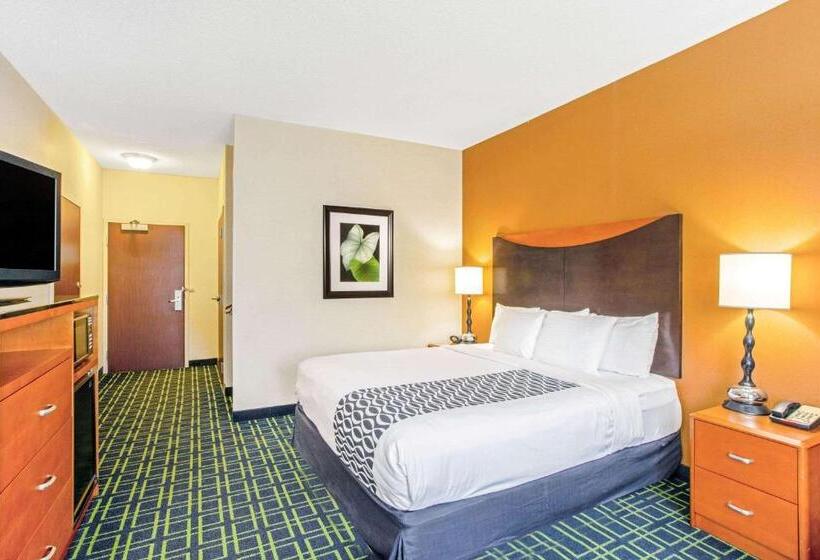 Standard Room King Bed Adapted for people with reduced mobility, La Quinta Inn & Suites By Wyndham Manassas Battlefield