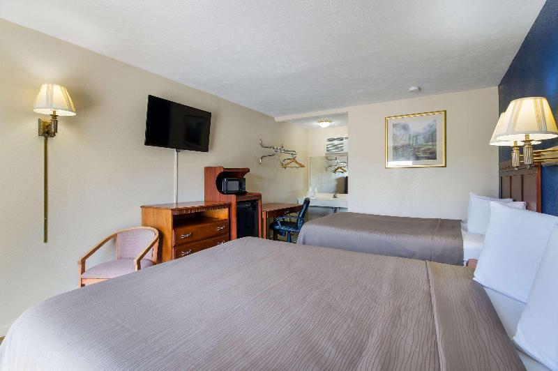 اتاق استاندارد با تخت دو نفره بزرگ, Rodeway Inn Church Hill  Tri Cities Area