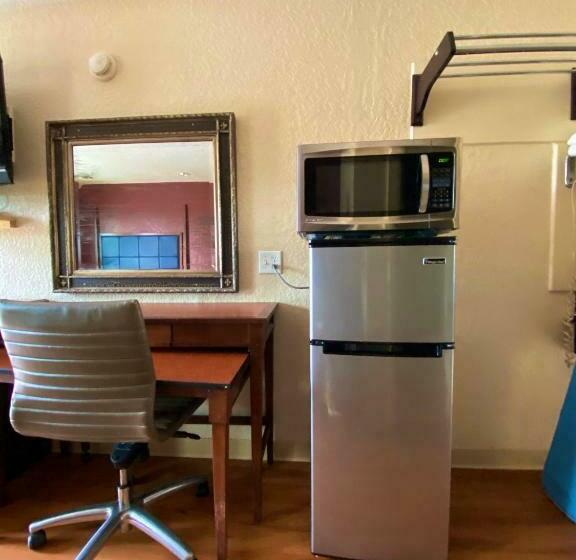 اتاق استاندارد با تخت بزرگ, Economy Lodge Texas City Refinery