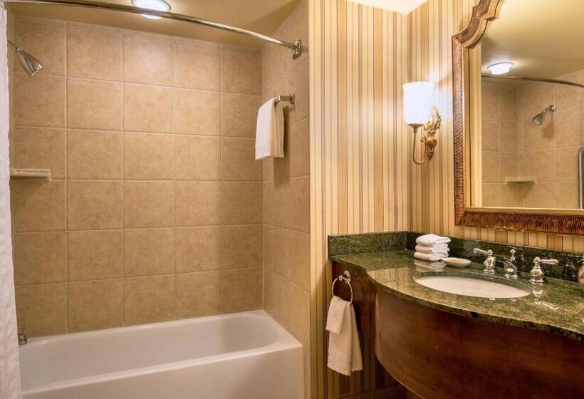 اتاق کلاب, Renaissance Tulsa Hotel & Convention Center