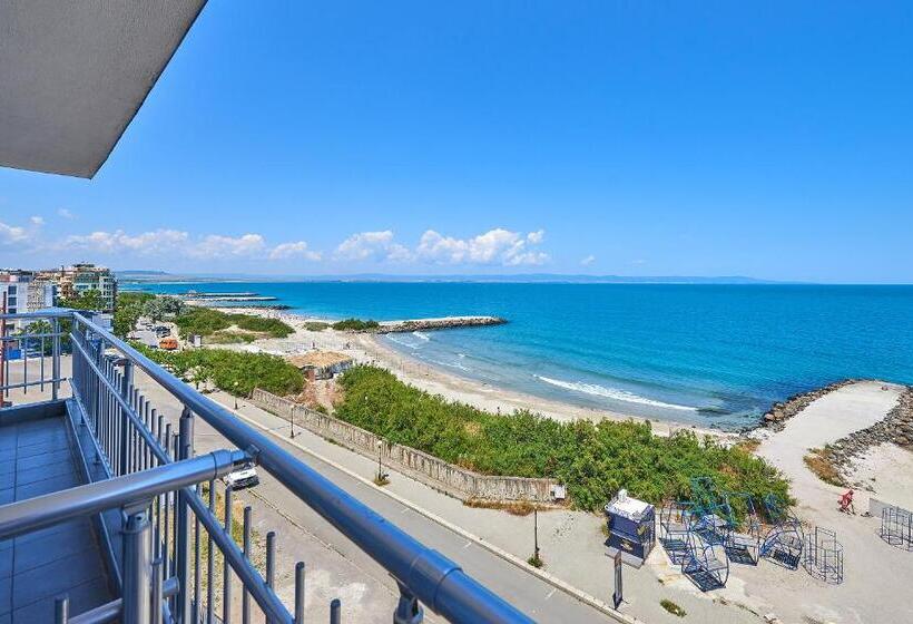 سوییت جونیور با چشم‌انداز دریا, Family Hotel Regata