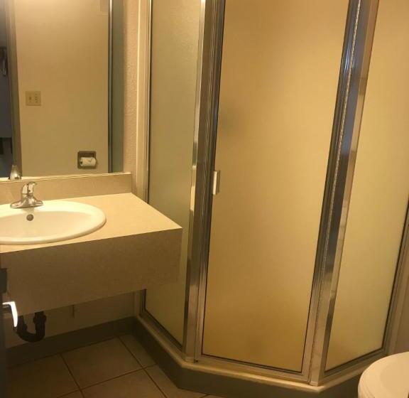 Standard Room Adapted for people with reduced mobility, Howard Johnson By Wyndham Salem