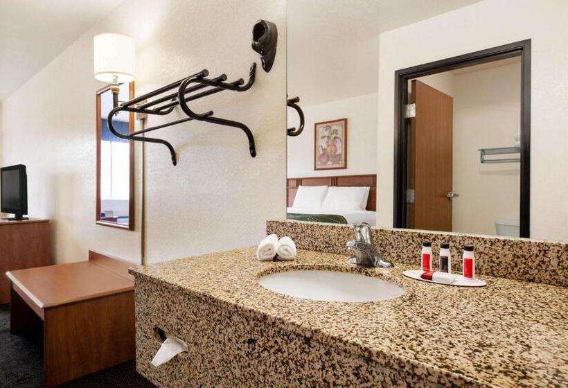 اتاق استاندارد با تخت بزرگ برای معلولان, Travelodge By Wyndham North Platte