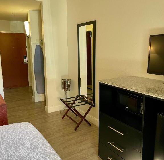 اتاق استاندارد با تخت بزرگ برای معلولان, Days Inn & Suites By Wyndham Lakeland