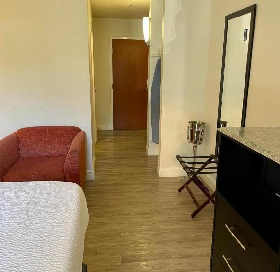 Deluxe Suite King Bed, Days Inn & Suites By Wyndham Lakeland