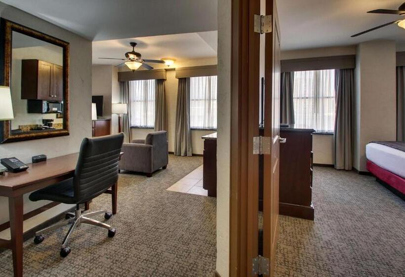 سوییت اجرایی, Drury Plaza Hotel San Antonio Riverwalk