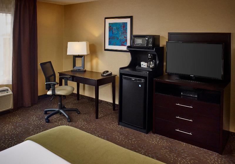 身障者適用キングサイズベッドルーム, Holiday Inn Express And Suites Timmins