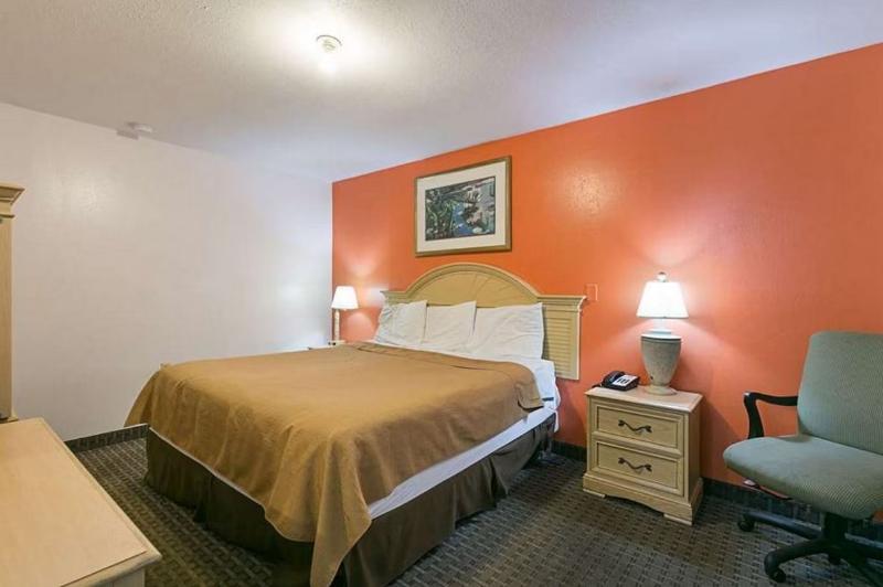 سوئیت با تخت بزرگ, Rodeway Inn & Suites