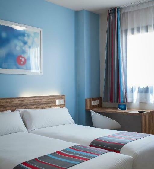 Standard Room Adapted for people with reduced mobility, Travelodge Barcelona Poblenou