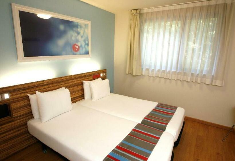 Standard Room Adapted for people with reduced mobility, Travelodge Barcelona Poblenou