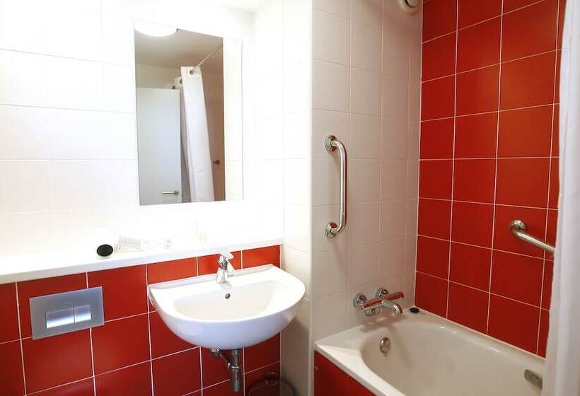 اتاق استاندارد سه نفره, Travelodge Barcelona Poblenou