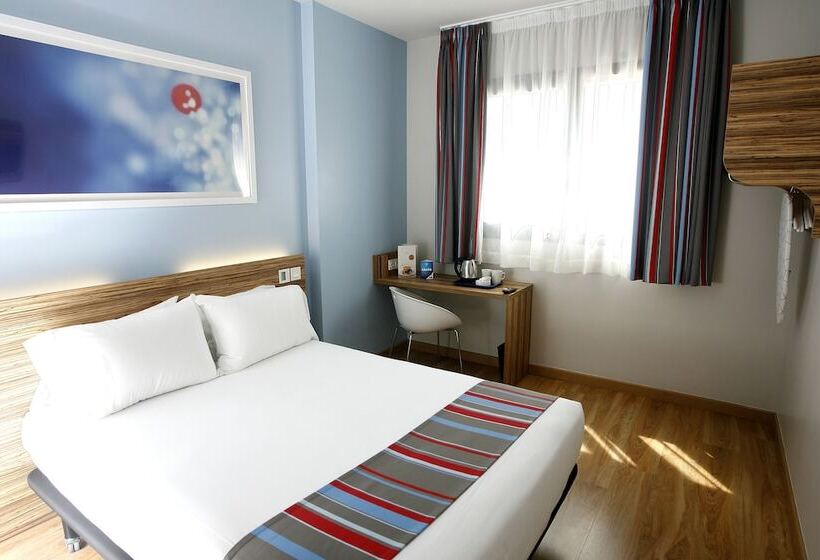 اتاق استاندارد سه نفره, Travelodge Barcelona Poblenou