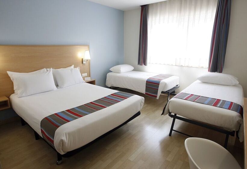 اتاق استاندارد سه نفره, Travelodge Barcelona Poblenou