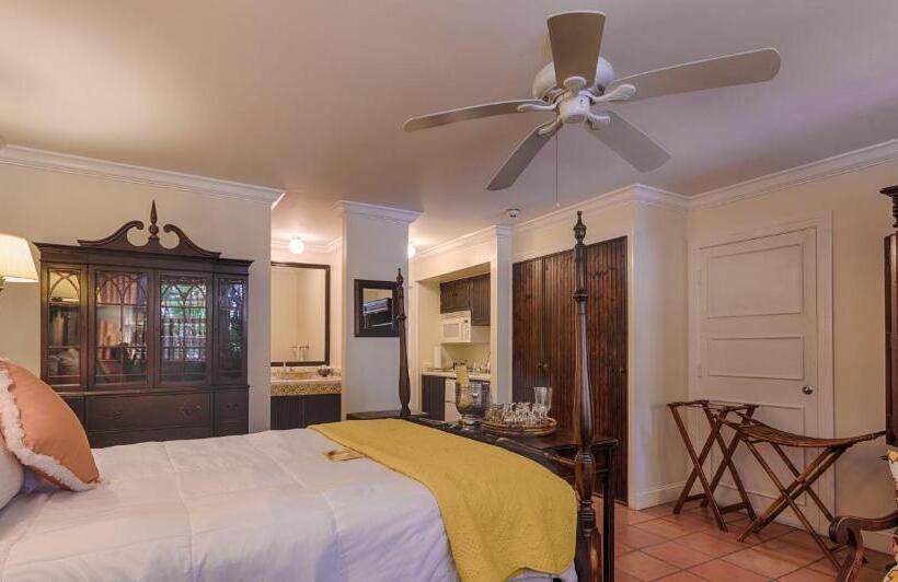 اتاق لوکس با چشم‌انداز استخر, The Caribbean Court Boutique