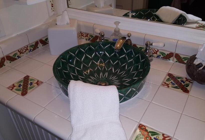 اتاق لوکس با چشم‌انداز استخر, The Caribbean Court Boutique