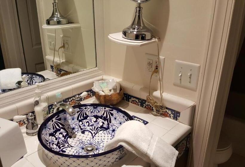 اتاق استاندارد با تخت بزرگ, The Caribbean Court Boutique