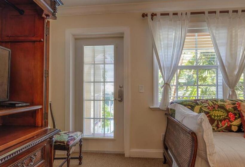 اتاق لوکس با چشم‌انداز استخر, The Caribbean Court Boutique