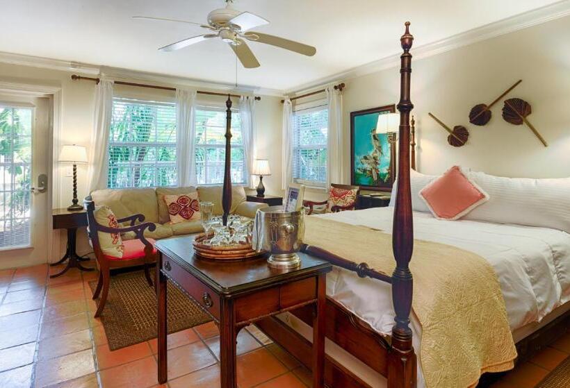 اتاق لوکس با چشم‌انداز استخر, The Caribbean Court Boutique