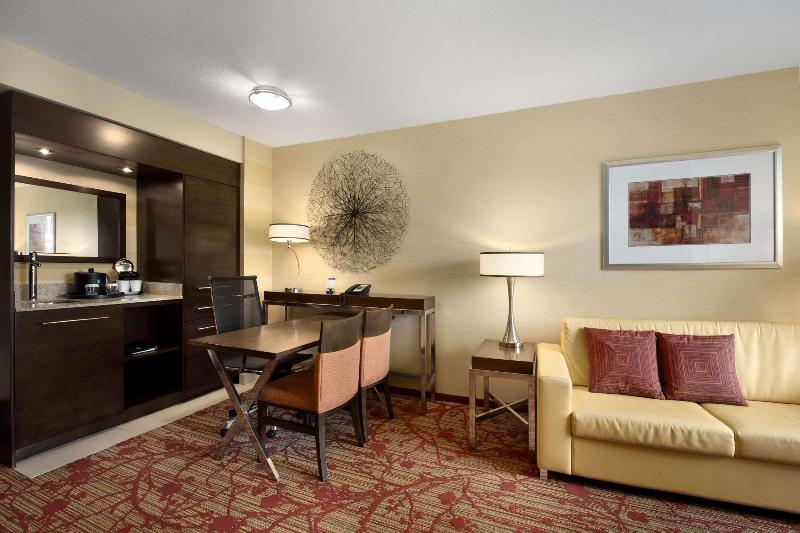 Suite Cama King, Embassy Suites By Hilton Atlanta Kennesaw Town Center