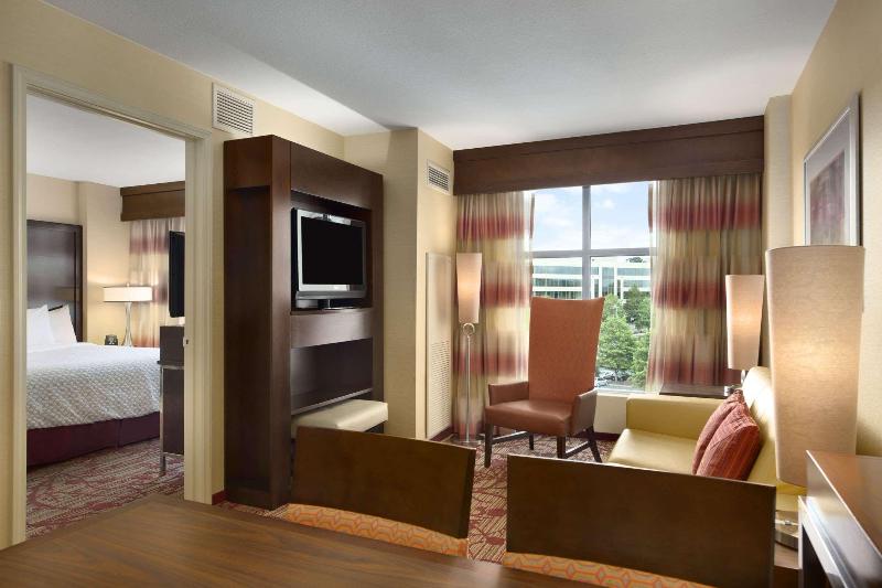 Suite Cama King, Embassy Suites By Hilton Atlanta Kennesaw Town Center