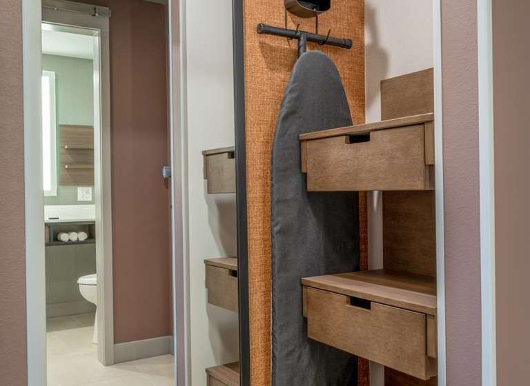 اتاق استاندارد با تخت بزرگ برای معلولان, Hilton Columbus Downtown