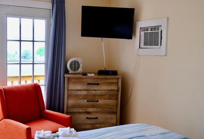 Standard Room with Balcony, The Landings Inn And Cottages At Old Orchard Beach