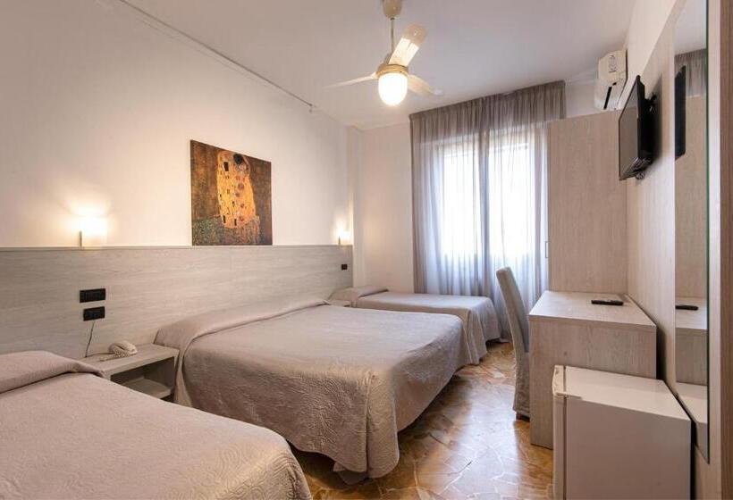 Standard Quadruple Room, Careggi