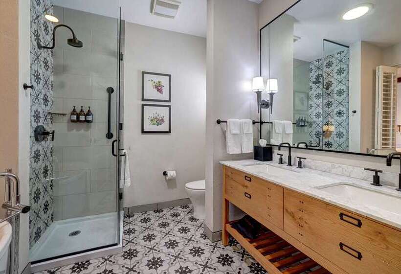 اتاق استاندارد با تخت بزرگ, Gale South Beach, Curio Collection By Hilton