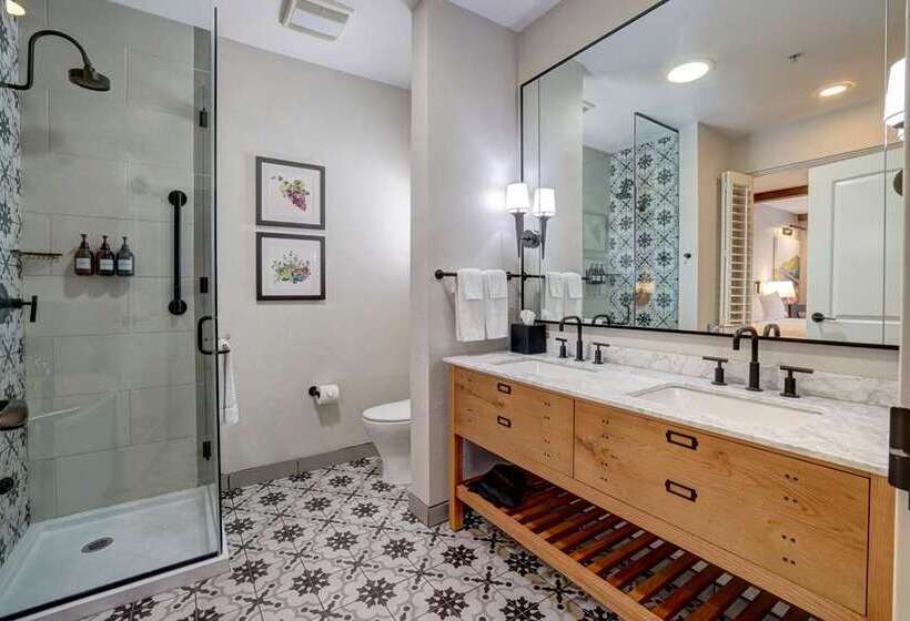 اتاق استاندارد با تخت بزرگ, Gale South Beach, Curio Collection By Hilton