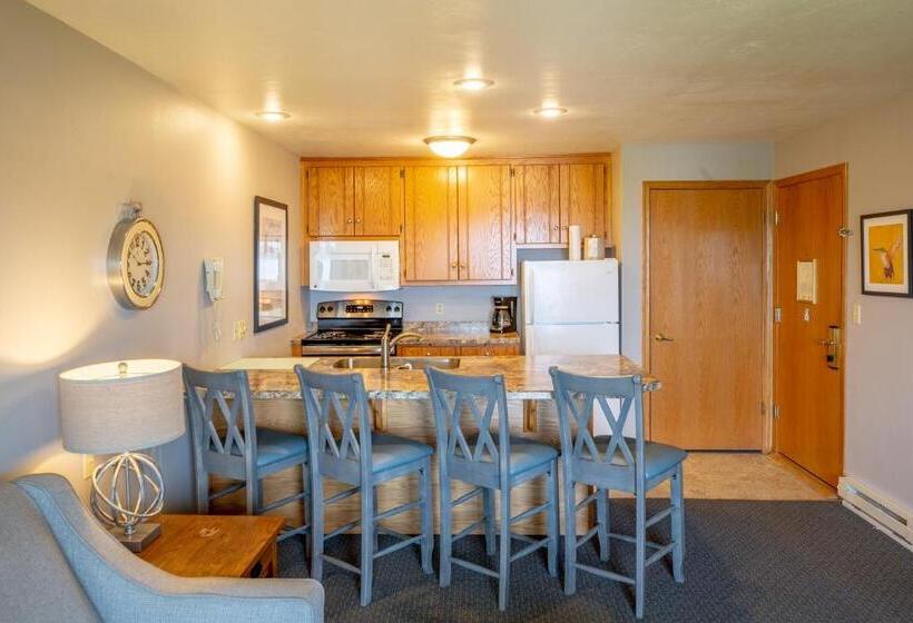 سوئیت پریمیوم, Westwood Shores Waterfront Resort