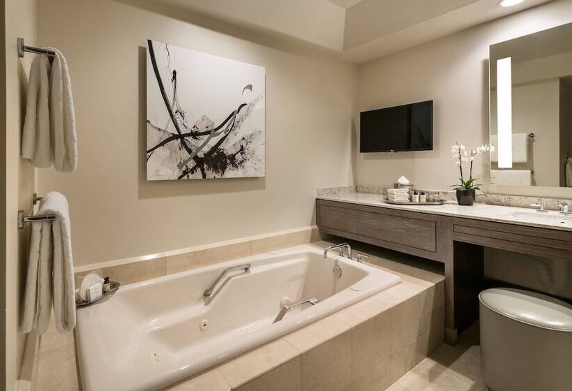 سوییت با چشم‌انداز استخر, The Canyon Suites At The Phoenician, A Luxury Collection Resort, Scottsdale