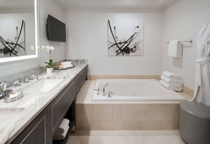 سوییت با چشم‌انداز استخر, The Canyon Suites At The Phoenician, A Luxury Collection Resort, Scottsdale