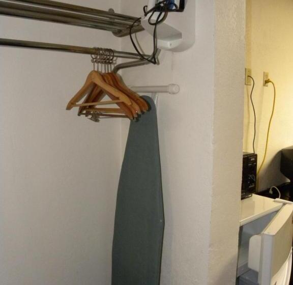 اتاق لوکس با تخت بزرگ, Guest Inn Rogers