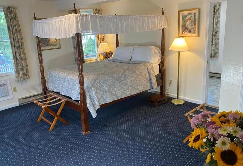 Standard Room with Balcony, Taber Inn