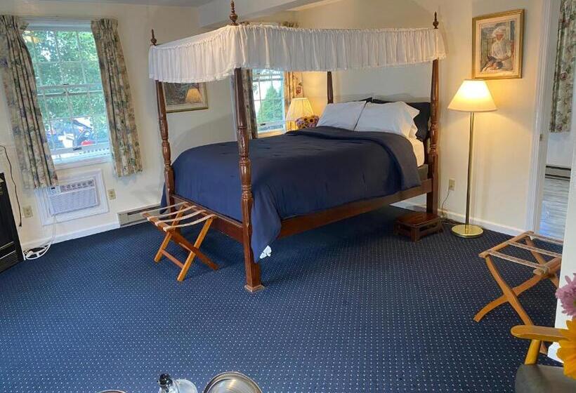 Standard Room with Balcony, Taber Inn