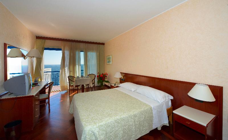 キングサイズベッドのスタンダードルーム, Mainport Hotel Rotterdam, A Hilton Affiliate
