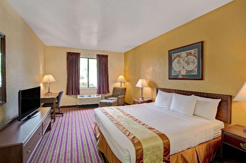 اتاق اساندارد با چشم‌انداز جانبی به دریا, Marlin Inn Azur Resort