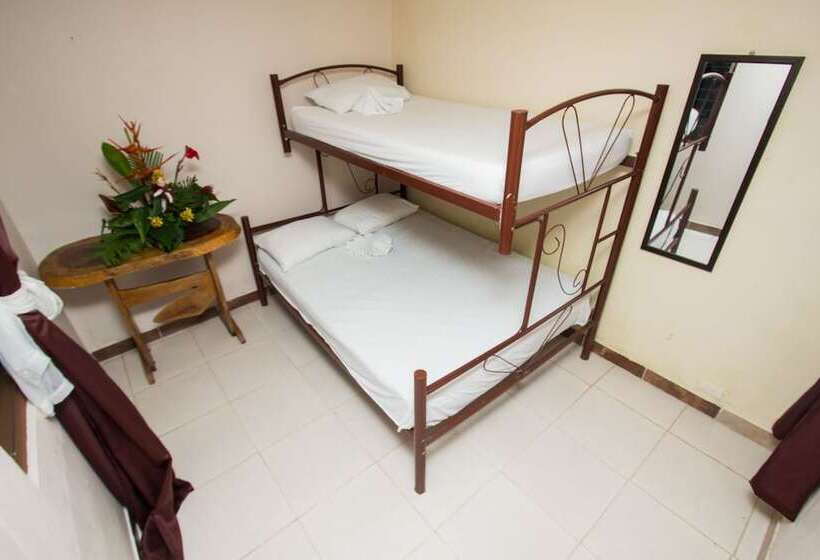 اتاق استاندارد سه تخته با سرویس بهداشتی مشترک, Hostel Manuel Antonio