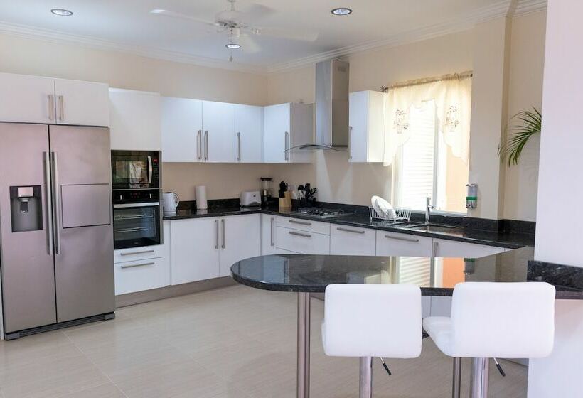 2 Bedroom Deluxe Apartment Sea View, Mount Royal Luxury Condos