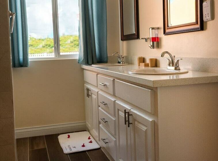 2 Bedroom Deluxe Apartment Sea View, Mount Royal Luxury Condos
