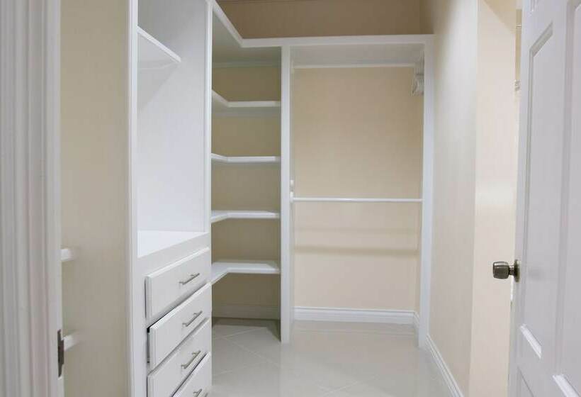 2 Bedroom Deluxe Apartment Sea View, Mount Royal Luxury Condos