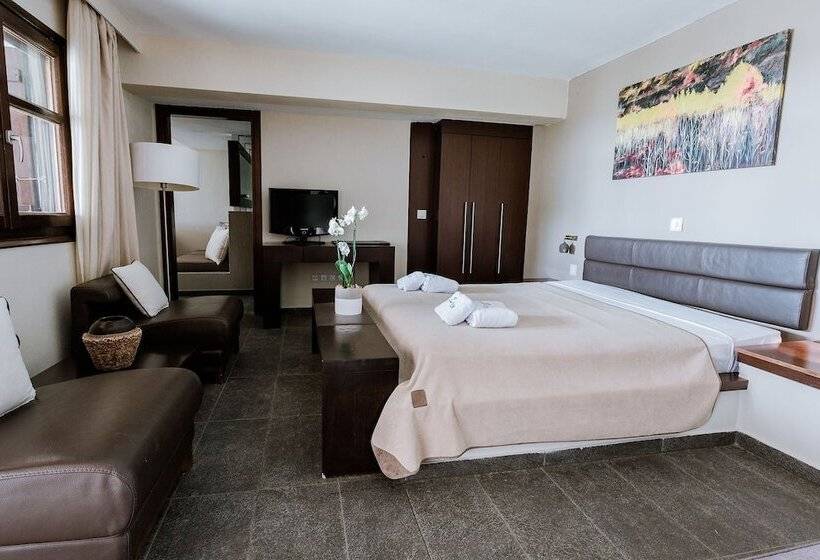 سوییت اجرایی, 12 Months Resort & Spa