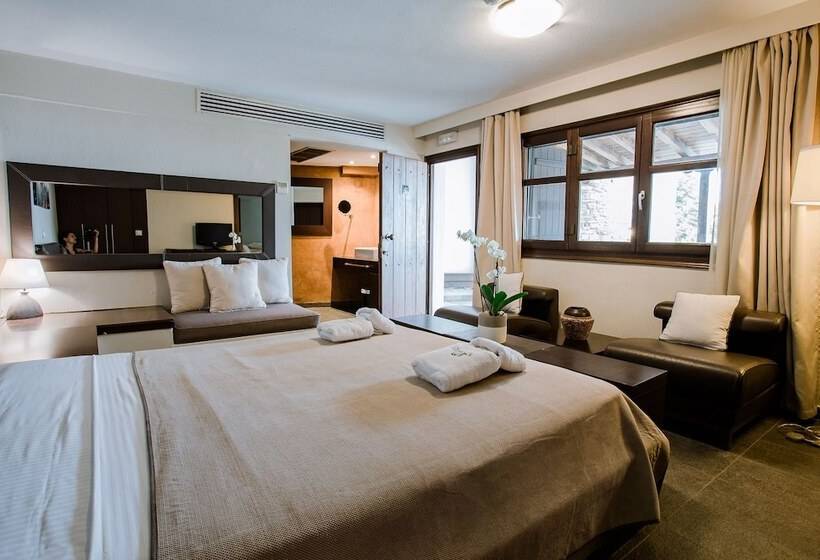سوییت اجرایی, 12 Months Resort & Spa