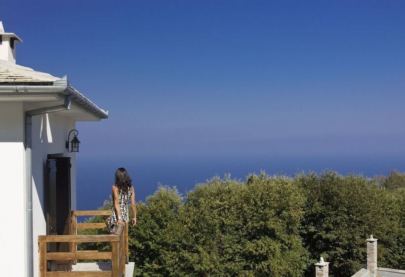 سوییت لوکس, 12 Months Resort & Spa