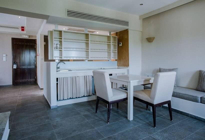 سوییت لوکس, 12 Months Resort & Spa