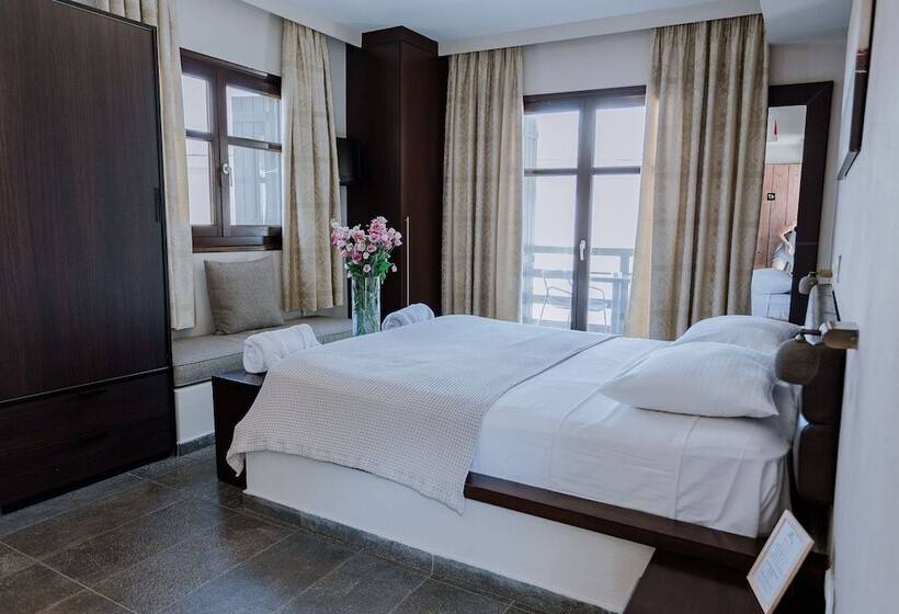 سوییت لوکس, 12 Months Resort & Spa