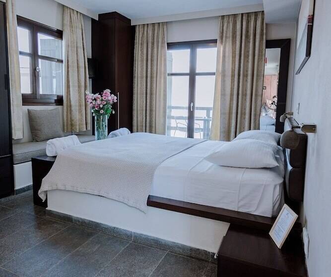 سوییت لوکس, 12 Months Resort & Spa