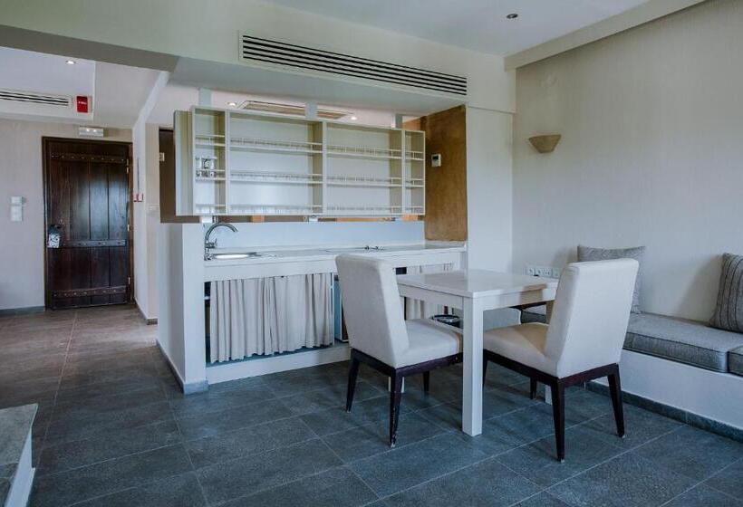 سوییت لوکس, 12 Months Resort & Spa